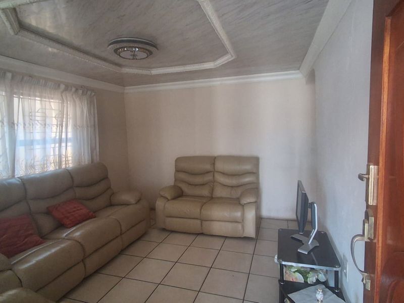 3 Bedroom House for Sale in Atteridgeville - Photo 8