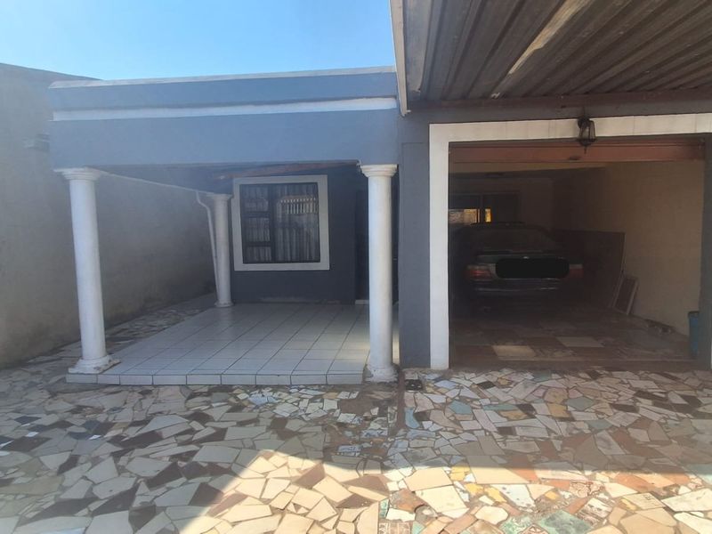 3 Bedroom House for Sale in Atteridgeville - Photo 2