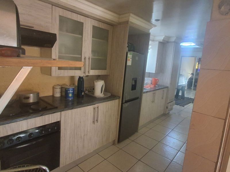 3 Bedroom House for Sale in Atteridgeville - Photo 6