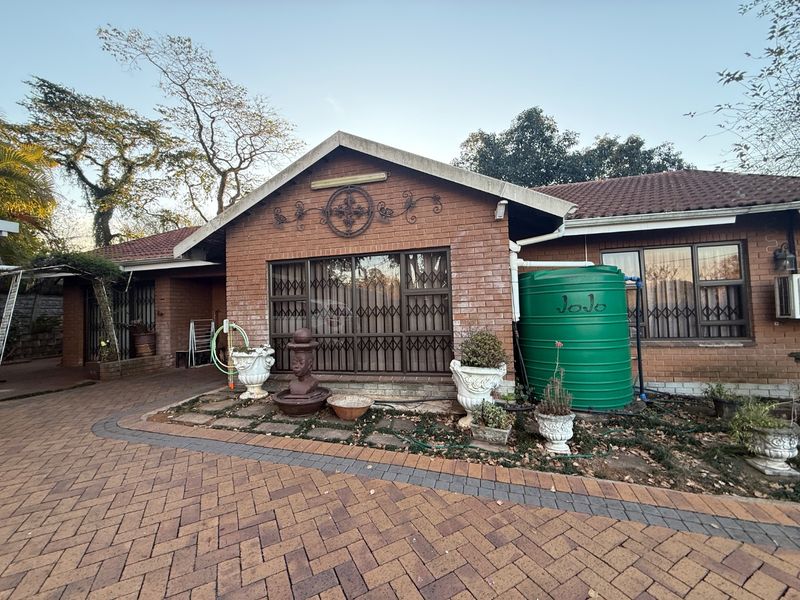 Luxury, Privacy and Timeless Comfort - All in one Exceptional  Address - Photo 1