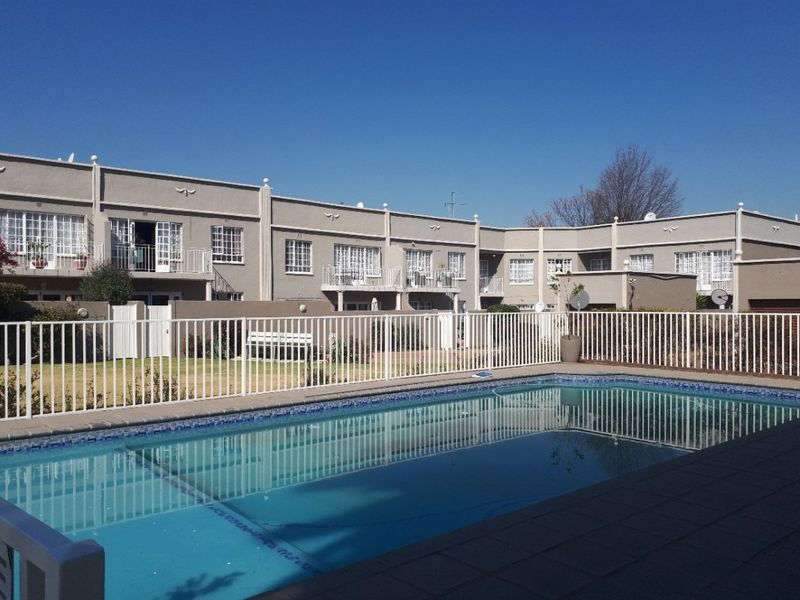 Spacious 3-Bedroom Duplex in a Secure Complex – A Place You'll Love to Call Home! - Photo 5