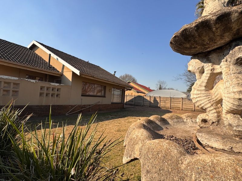 Spacious family living with endless potential in Three Rivers - Photo 1