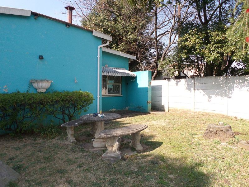3-Bedroom Home with Incredible Renovation Potential - Photo 4
