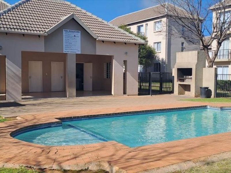 Relaxed Living with a Sparkling Pool - Photo 3
