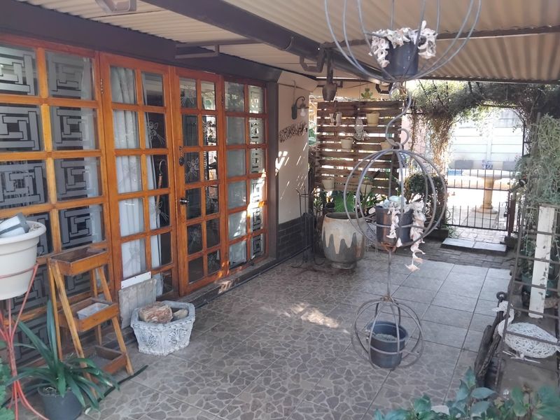 Charming family home with Flatlet - Photo 3