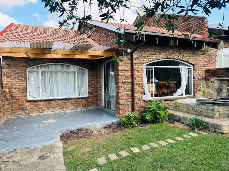 Contemporary 1-Bedroom Loft with Private Pet-Friendly Garden and Garage in Sought-After Estate - Photo 4