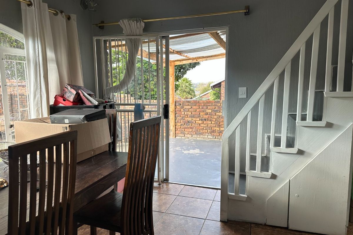 Contemporary 1-Bedroom Loft with Private Pet-Friendly Garden and Garage in Sought-After Estate - Photo 5