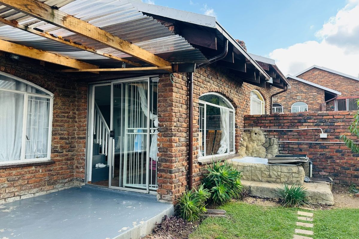 Contemporary 1-Bedroom Loft with Private Pet-Friendly Garden and Garage in Sought-After Estate - Photo 4