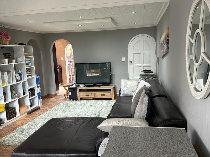 Contemporary 1-Bedroom Loft with Private Pet-Friendly Garden and Garage in Sought-After Estate - Photo 8