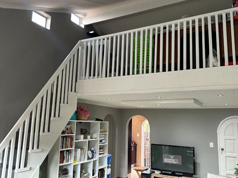 Contemporary 1-Bedroom Loft with Private Pet-Friendly Garden and Garage in Sought-After Estate - Photo 7
