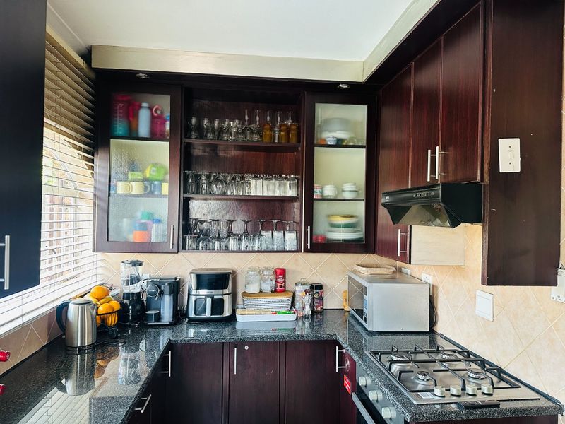 Contemporary 1-Bedroom Loft with Private Pet-Friendly Garden and Garage in Sought-After Estate - Photo 4