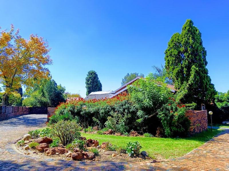 Contemporary 1-Bedroom Loft with Private Pet-Friendly Garden and Garage in Sought-After Estate - Photo 1