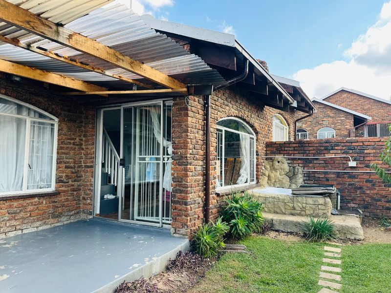 Contemporary 1-Bedroom Loft with Private Pet-Friendly Garden and Garage in Sought-After Estate - Photo 5