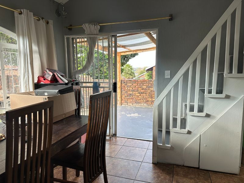 Contemporary 1-Bedroom Loft with Private Pet-Friendly Garden and Garage in Sought-After Estate - Photo 6