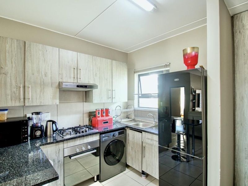 Stunning Ground Floor 3 beds, 2 baths For Sale at Glen Acres Estate in Glen Austin, Midrand - Photo 2