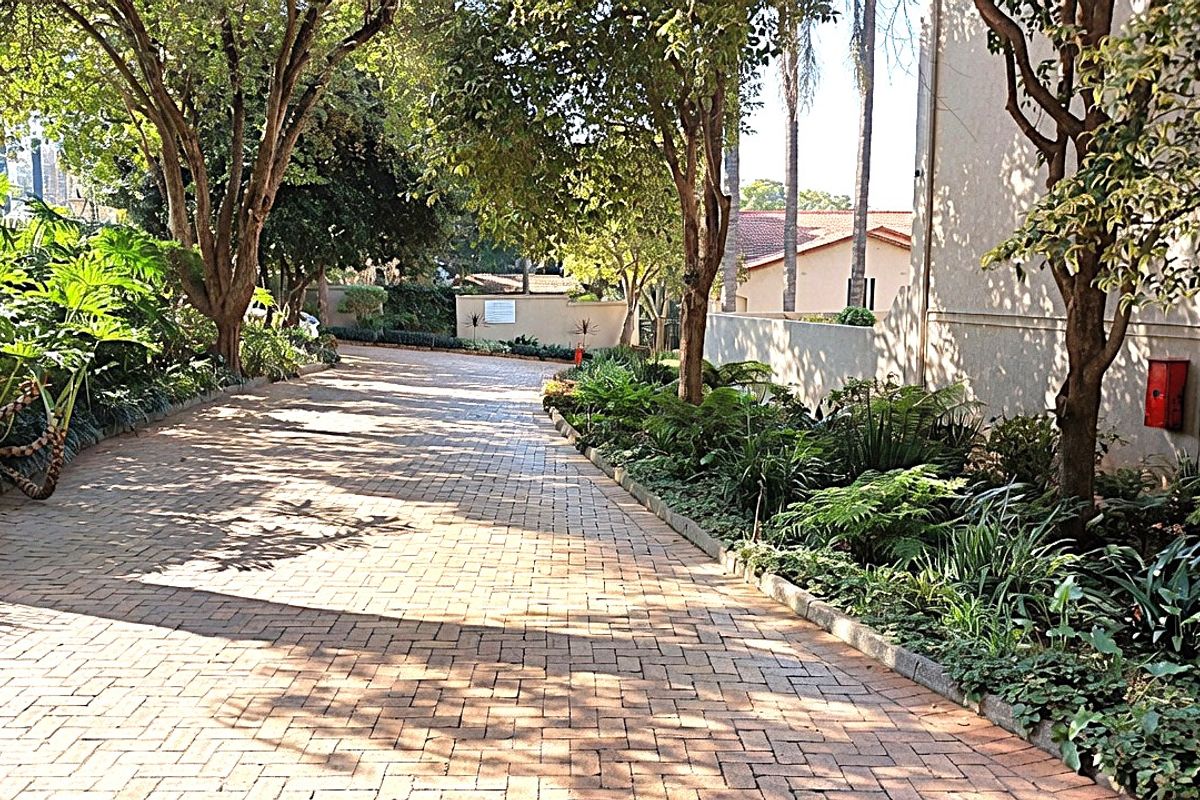 Stylish 4-Bedroom North facing Duplex For Sale in Prime Illovo - Photo 2