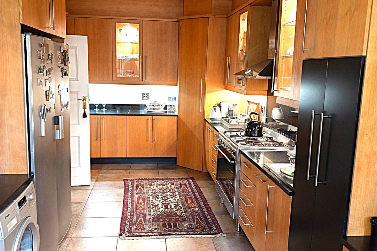Stylish 4-Bedroom North facing Duplex For Sale in Prime Illovo - Photo 5