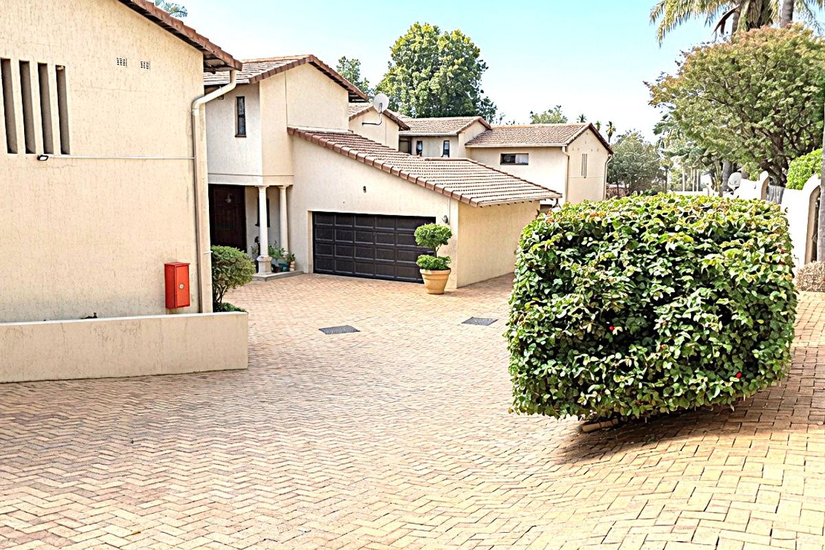 Stylish 4-Bedroom North facing Duplex For Sale in Prime Illovo - Photo 3