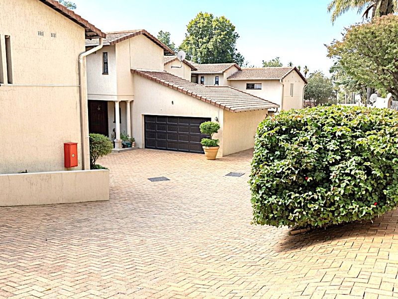 Stylish 4-Bedroom North facing Duplex For Sale in Prime Illovo - Photo 3