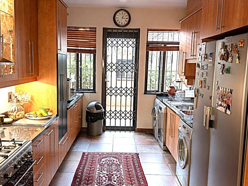 Stylish 4-Bedroom North facing Duplex For Sale in Prime Illovo - Photo 4
