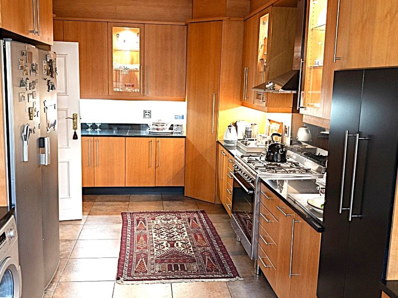 Stylish 4-Bedroom North facing Duplex For Sale in Prime Illovo - Photo 5