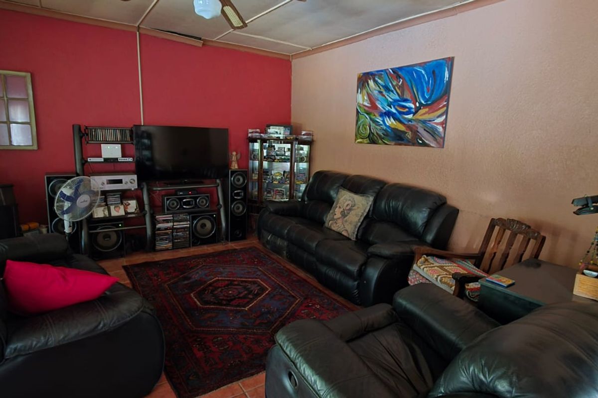 Spacious Family Home with Swimming Pool, Double Garages & Endless Potential - Photo 2