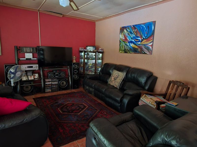 Spacious Family Home with Swimming Pool, Double Garages & Endless Potential - Photo 2