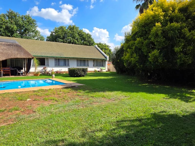 Spacious Family Home with Swimming Pool, Double Garages & Endless Potential - Photo 1