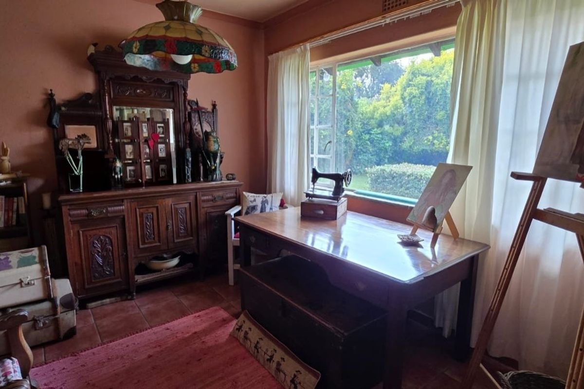 Spacious Family Home with Swimming Pool, Double Garages & Endless Potential - Photo 3