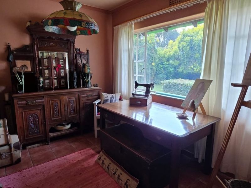 Spacious Family Home with Swimming Pool, Double Garages & Endless Potential - Photo 3