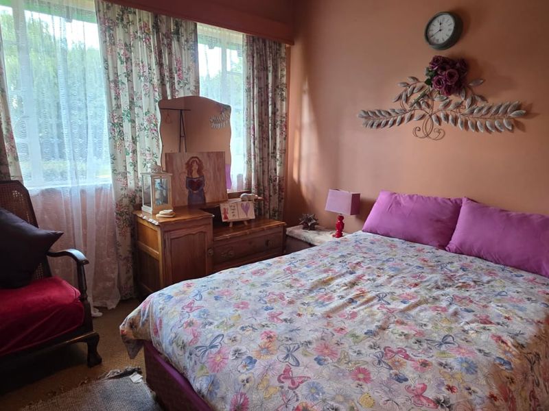 Spacious Family Home with Swimming Pool, Double Garages & Endless Potential - Photo 10