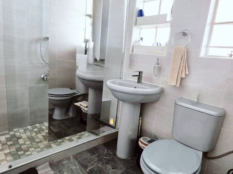Spacious Family Home with Swimming Pool, Double Garages & Endless Potential - Photo 9