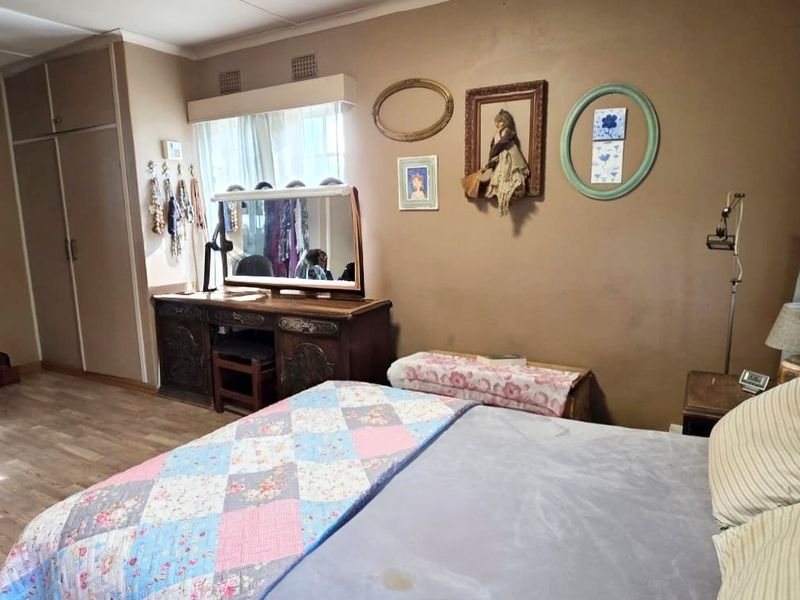 Spacious Family Home with Swimming Pool, Double Garages & Endless Potential - Photo 8