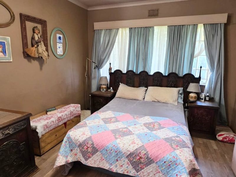 Spacious Family Home with Swimming Pool, Double Garages & Endless Potential - Photo 7