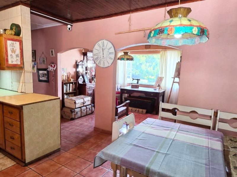 Spacious Family Home with Swimming Pool, Double Garages & Endless Potential - Photo 6