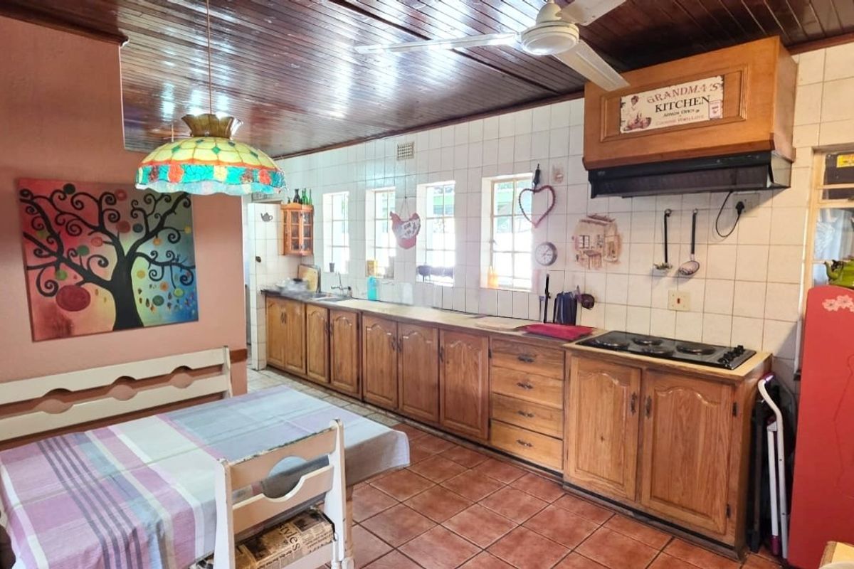 Spacious Family Home with Swimming Pool, Double Garages & Endless Potential - Photo 4