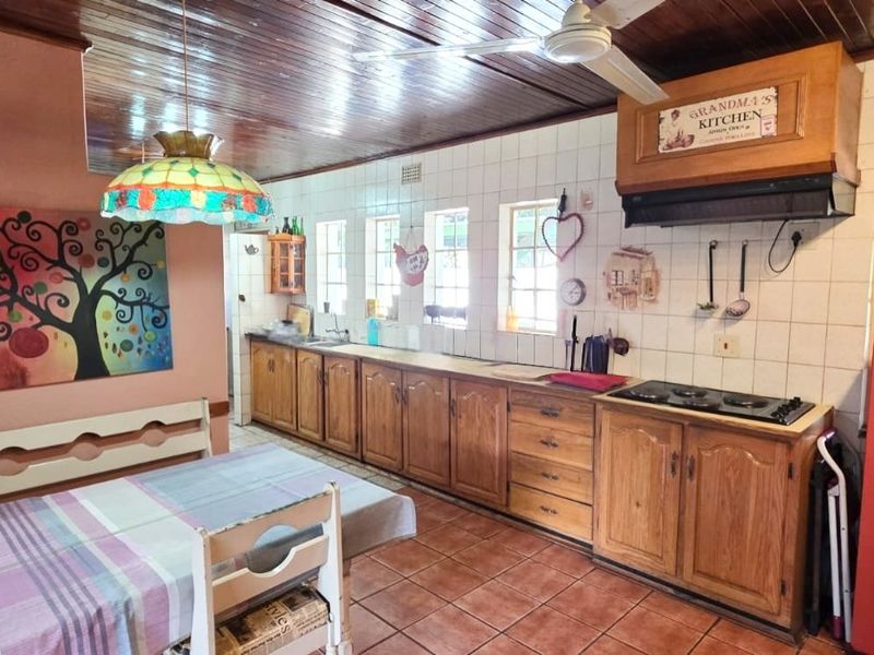 Spacious Family Home with Swimming Pool, Double Garages & Endless Potential - Photo 4