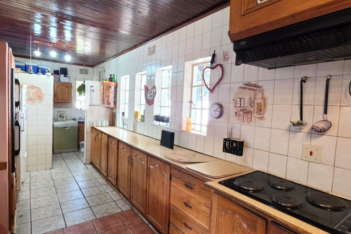 Spacious Family Home with Swimming Pool, Double Garages & Endless Potential - Photo 5