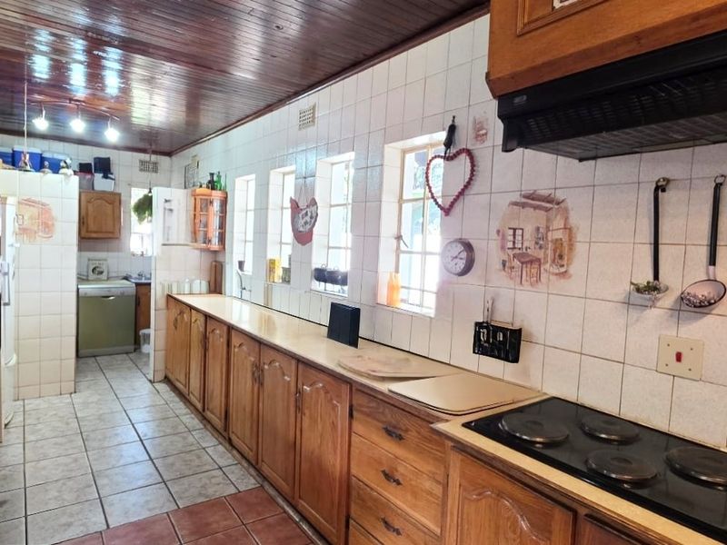 Spacious Family Home with Swimming Pool, Double Garages & Endless Potential - Photo 5