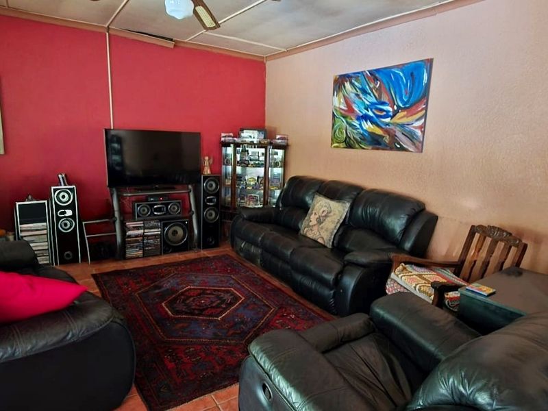 Spacious Family Home with Swimming Pool, Double Garages & Endless Potential - Photo 2
