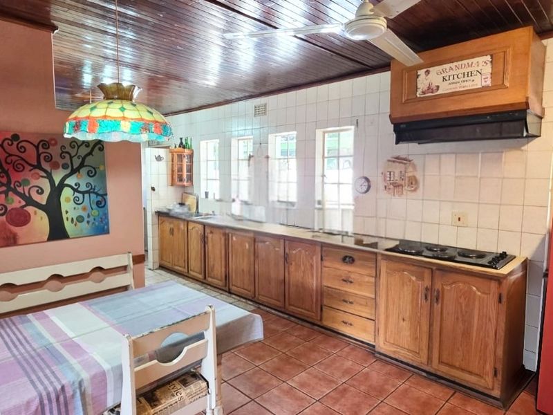 Spacious Family Home with Swimming Pool, Double Garages & Endless Potential - Photo 5