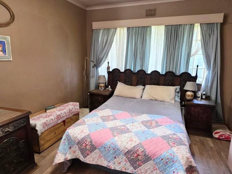 Spacious Family Home with Swimming Pool, Double Garages & Endless Potential - Photo 9