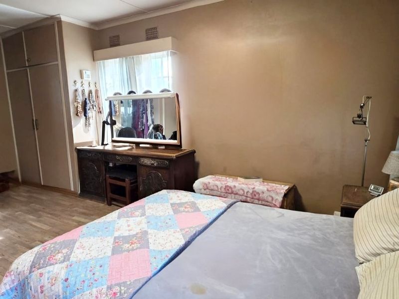 Spacious Family Home with Swimming Pool, Double Garages & Endless Potential - Photo 10