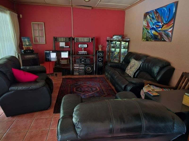 Spacious Family Home with Swimming Pool, Double Garages & Endless Potential - Photo 8