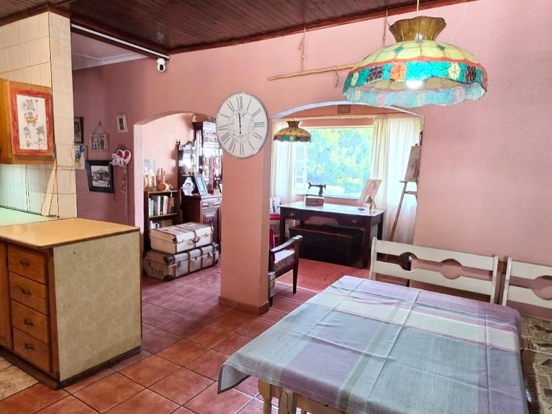 Spacious Family Home with Swimming Pool, Double Garages & Endless Potential - Photo 7