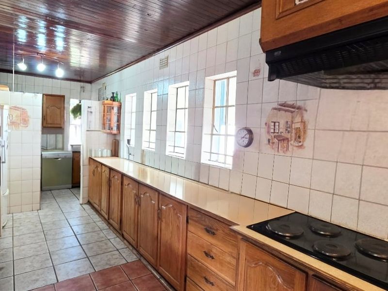 Spacious Family Home with Swimming Pool, Double Garages & Endless Potential - Photo 6