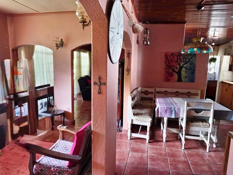 Spacious Family Home with Swimming Pool, Double Garages & Endless Potential - Photo 4
