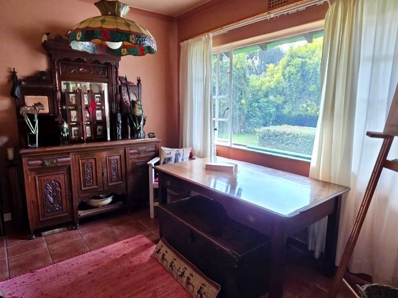 Spacious Family Home with Swimming Pool, Double Garages & Endless Potential - Photo 3