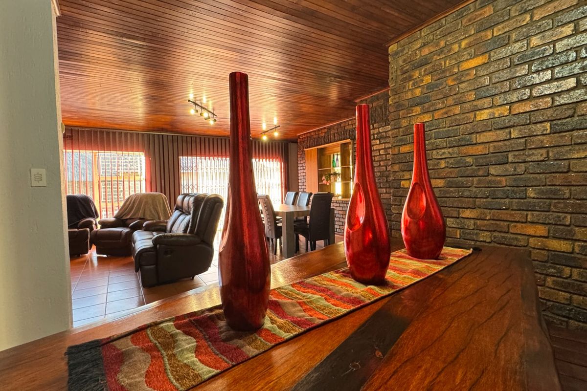 Exceptional family home in Three Rivers East. - Photo 3