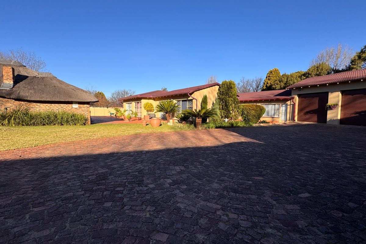 Exceptional family home in Three Rivers East. - Photo 4